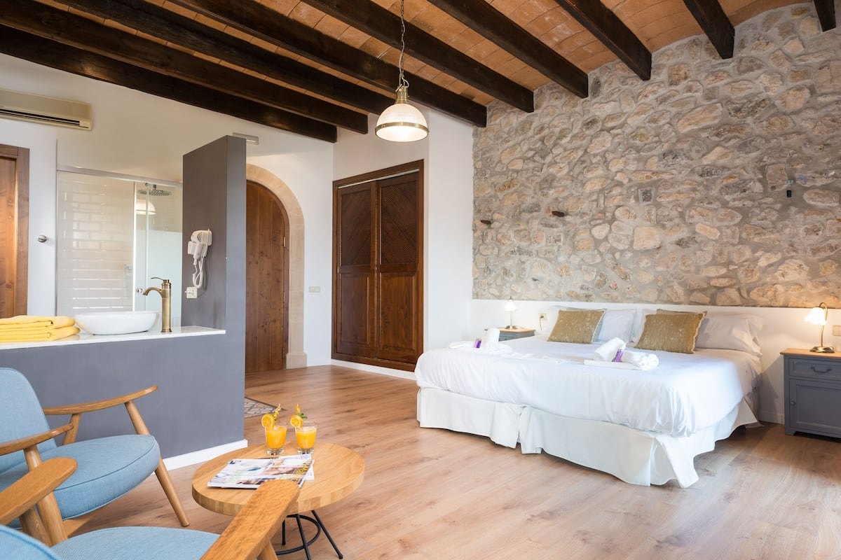 Minibar, caixa forta a l'habitació, escriptori i cortines opaques 