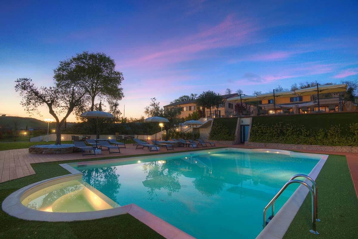 Piscina externa, funciona das 9h às 19h30, guarda-sóis, espreguiçadeiras
