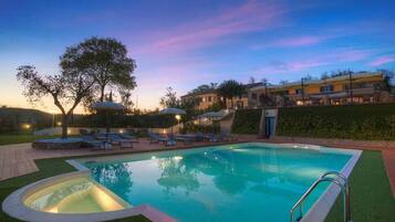 Piscina externa, funciona das 9h às 19h30, guarda-sóis, espreguiçadeiras
