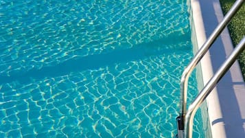 Utomhuspool, öppet 09.00 till 19.30, parasoller och solstolar