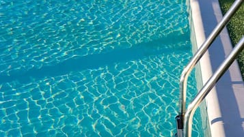 Piscine extérieure, parasols de plage, chaises longues