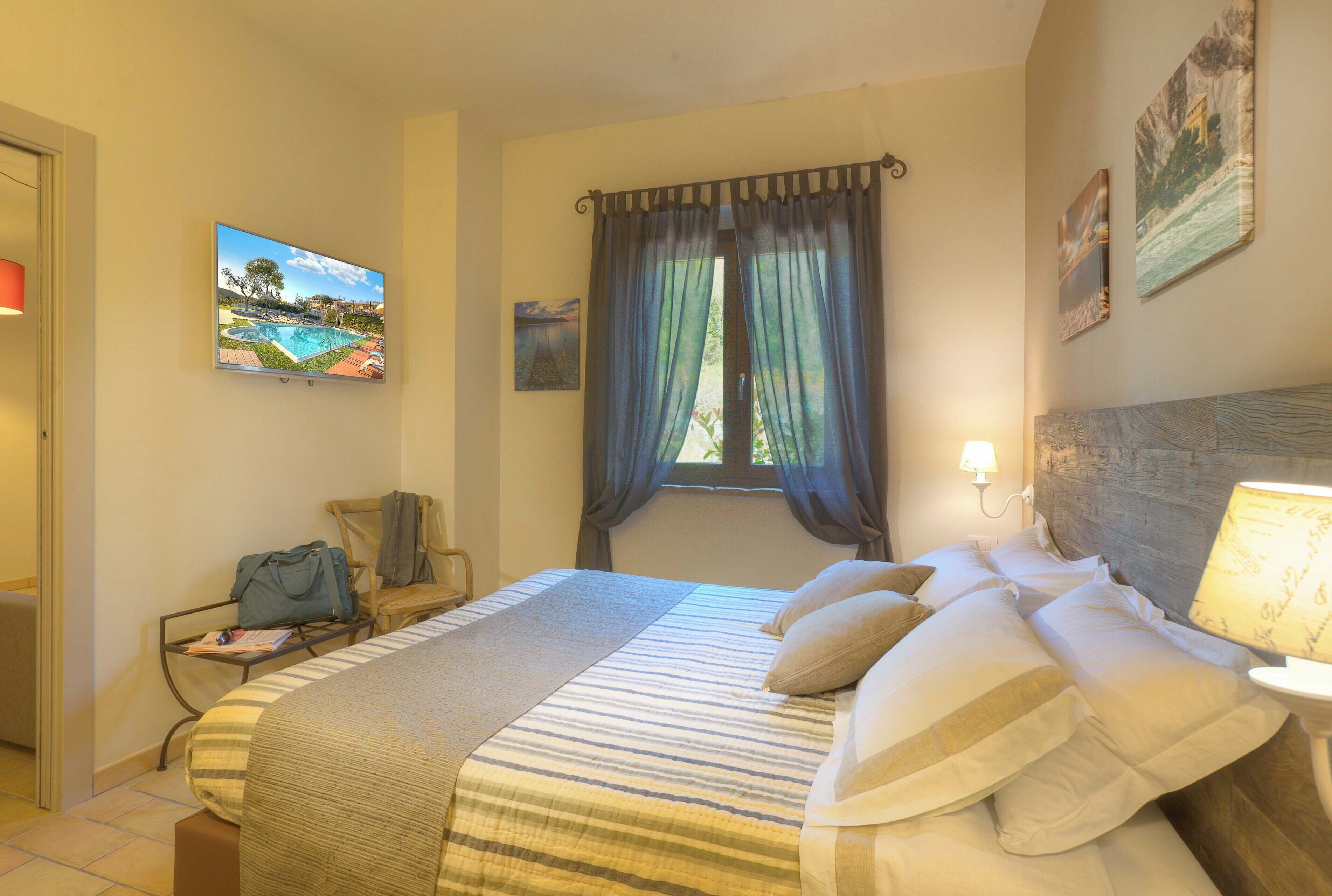 Deluxe suite | Donsdekens, bedden met traagschuimmatrassen, een kluis op de kamer