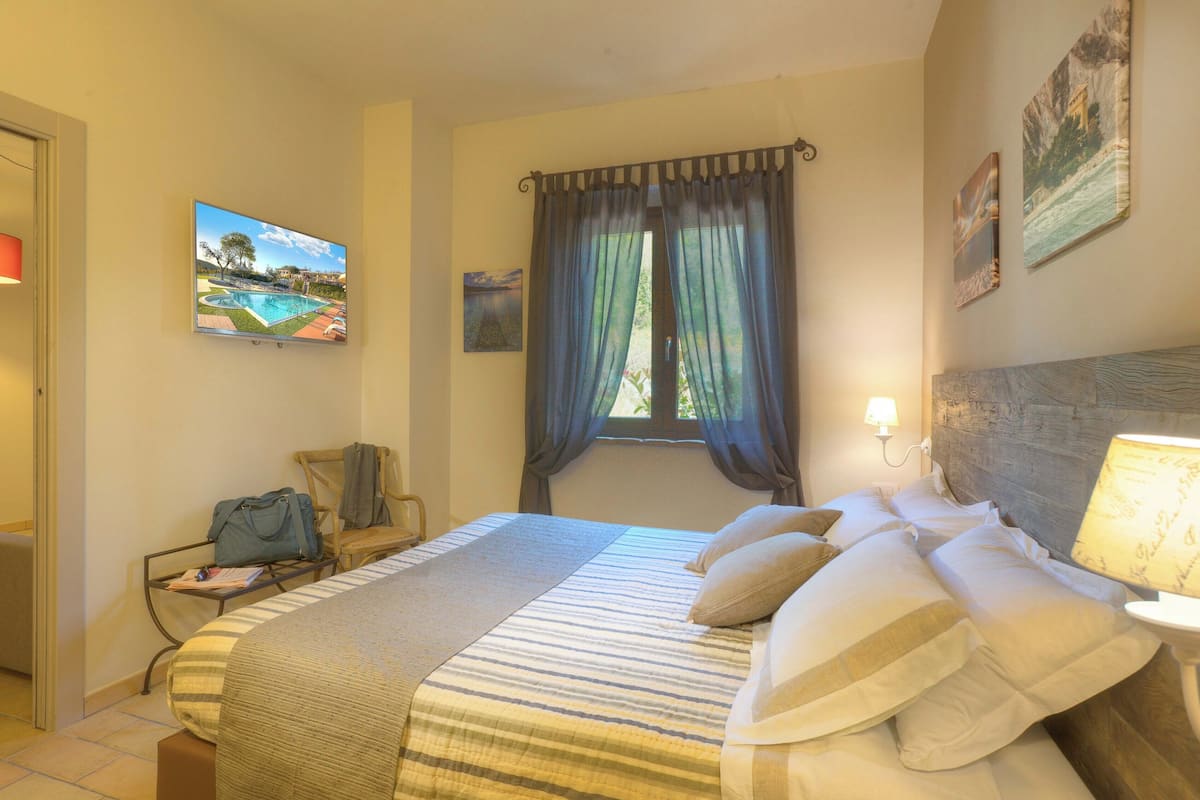 디럭스 스위트 | 오리/거위털 이불, 메모리폼 침대, 객실 내 금고, 책상