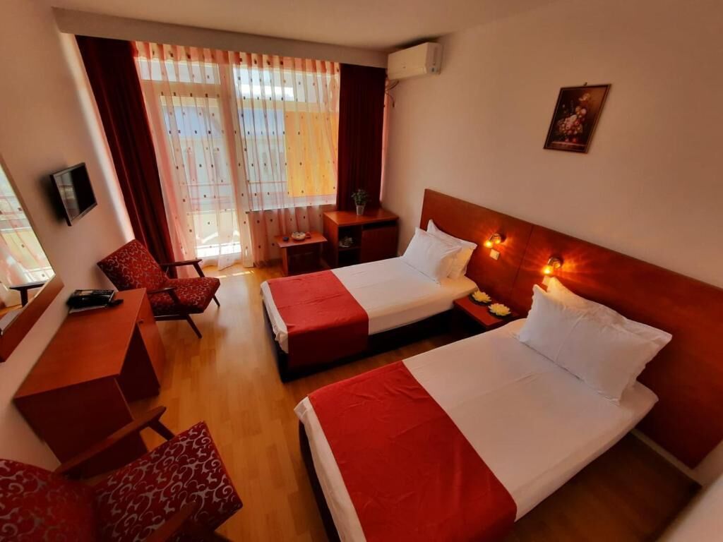 Laptop workspace, iron/ironing board, free WiFi