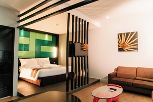 Minibar, caja de seguridad en la habitación y escritorio 