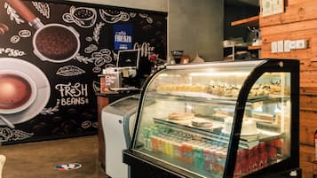Se sirven desayunos, comidas, cenas y cocina filipina