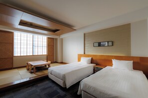 Deluxe Twin Room with Extra Japanese Futon, Non-Smoking | In-room safe, desk, iron/ironing board, free cribs/infant beds - Nara Kenko Land Plaza Hotel (Tenri)