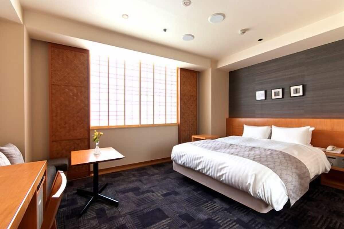 Escritorio, tabla de planchar con plancha, wifi gratis y ropa de cama