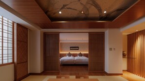 Ein traditioneller japanischer Raum mit Tatami-Böden, einer niedrigen Holzbalkendecke und Schiebetüren.