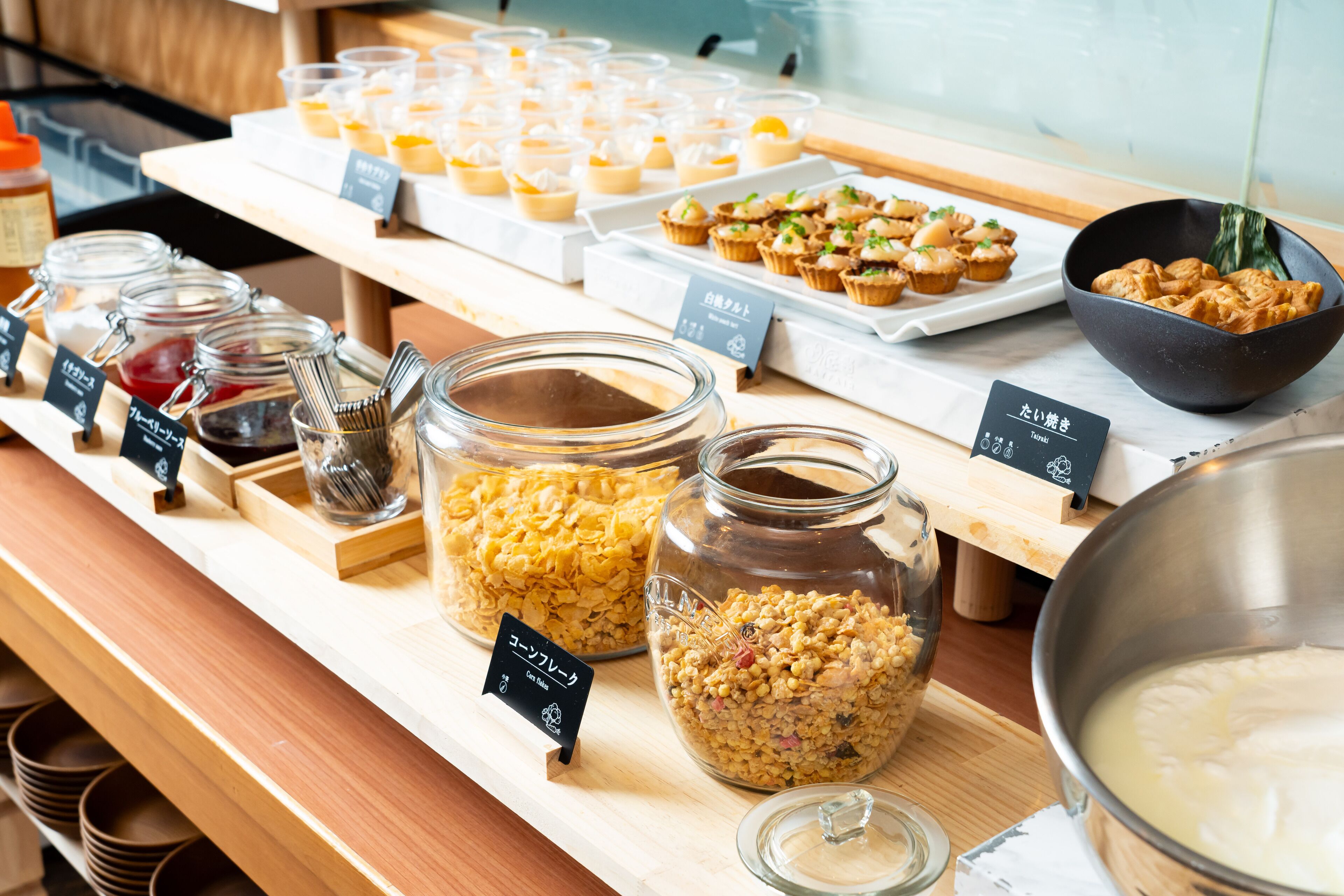 Een buffet met diverse gerechten en toevoegingen.