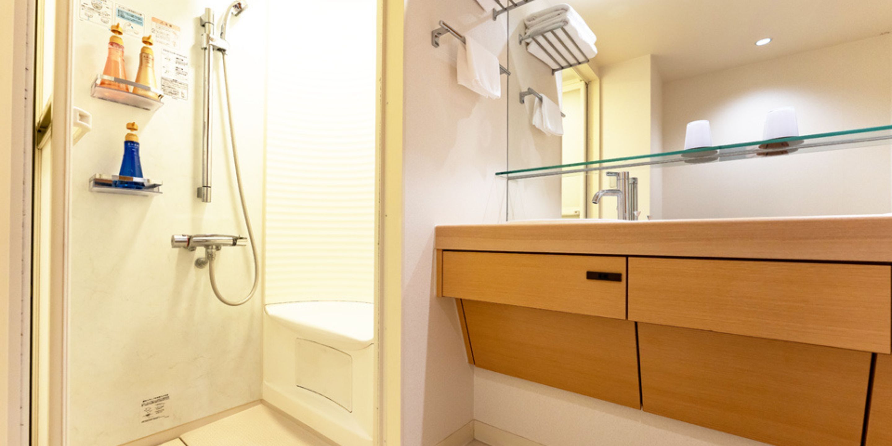 combined shower/bathtub, free toiletries, hair dryer, slippers