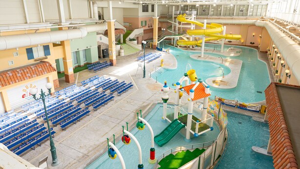 Ein großes Hallenbad mit mehreren Wasserrutschen und einem Wasserparkbereich.