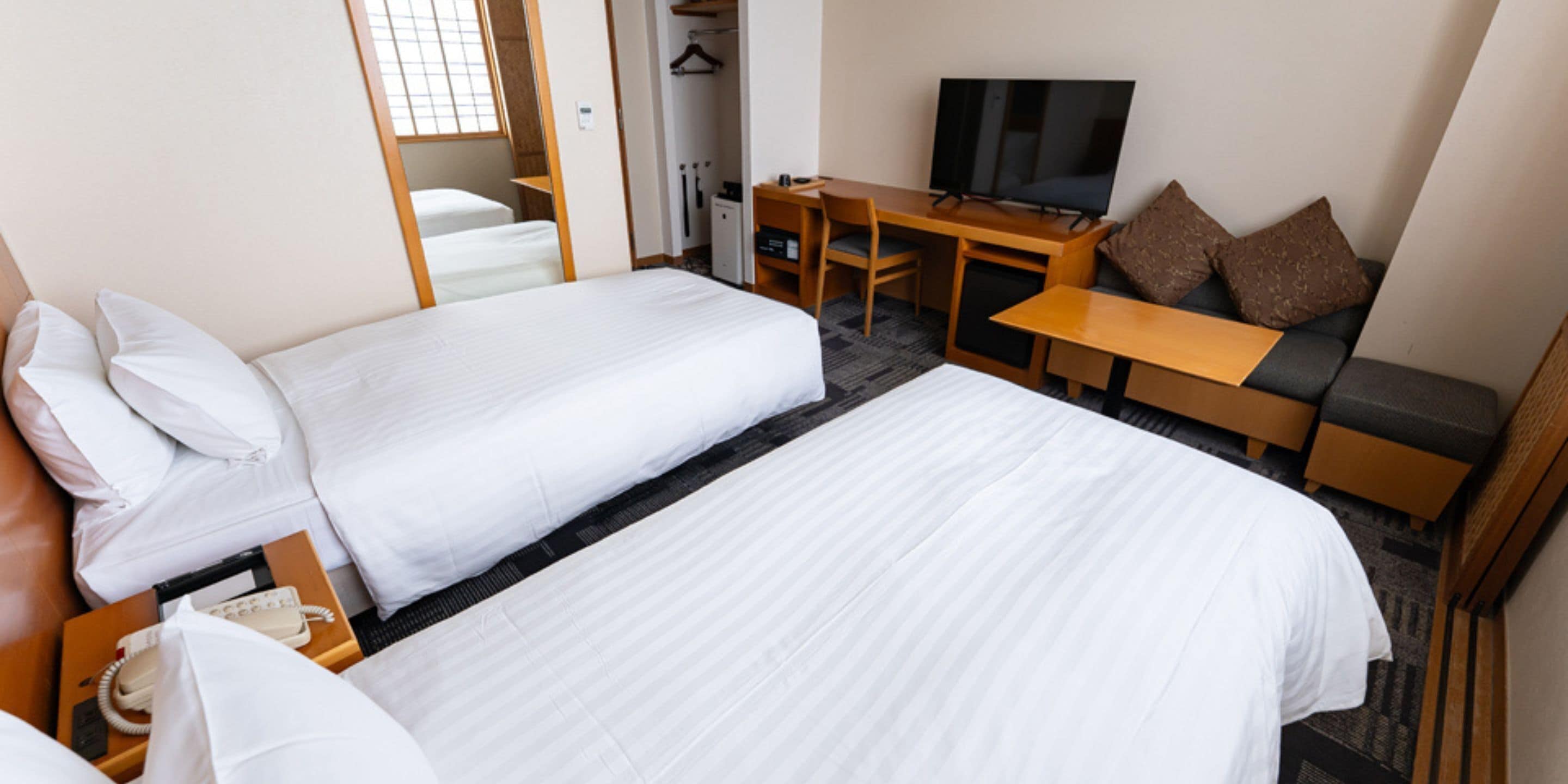 Twin Room, Non Smoking | In-room safe, desk, iron/ironing board, free cribs/infant beds