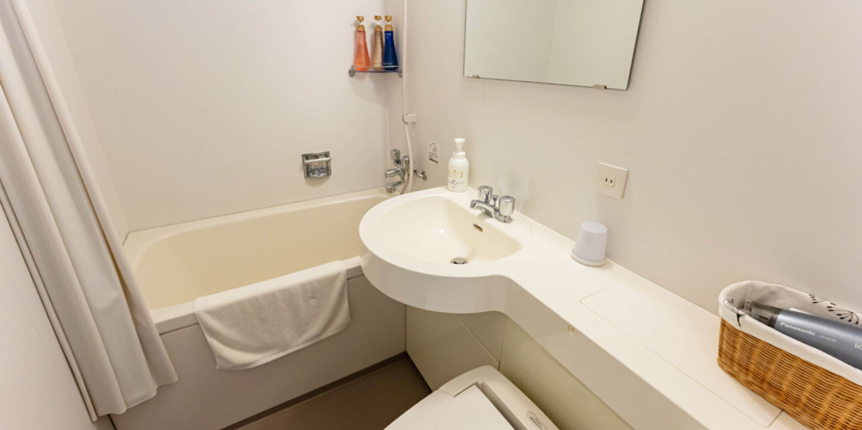 combined shower/bathtub, free toiletries, hair dryer, slippers