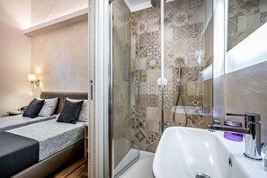 Habitació doble estàndard | Roba de llit d'alta qualitat, cobrellits, minibar i escriptori 