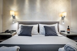 Habitación triple estándar | Ropa de cama de alta calidad, edredones de plumas, minibar y escritorio