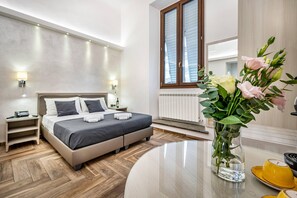 Habitación estándar doble | Ropa de cama de alta calidad, edredones de plumas, minibar y escritorio