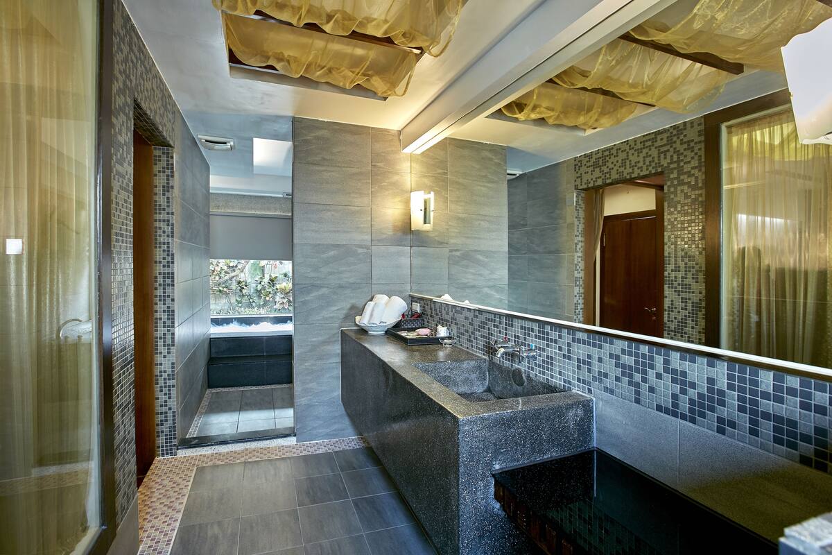 comfort double room | bathroom | shower, rainfall showerhead, free toiletries, hair dryer