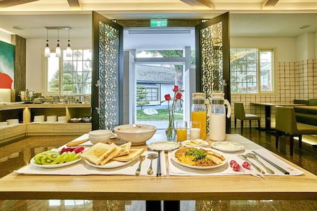 Free daily self-serve breakfast