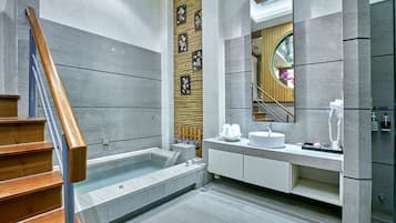 Habitación exclusiva doble, 1 cama de matrimonio grande, bañera de hidromasaje, entresuelo | Baño | Ducha y cabezal de ducha tipo lluvia
