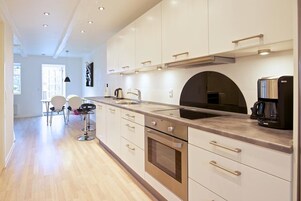 Full-sized fridge, oven, stovetop, dishwasher