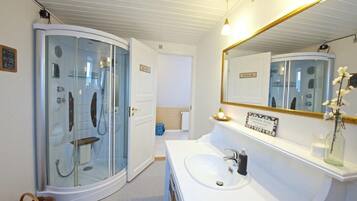 Signature Double or Twin Room, Shared Bathroom | Bathroom