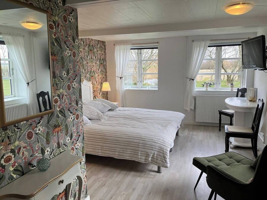 Habitación Signature con 1 cama doble o 2 individuales, baño compartido | Minibar, decoración individual, mobiliario individual
