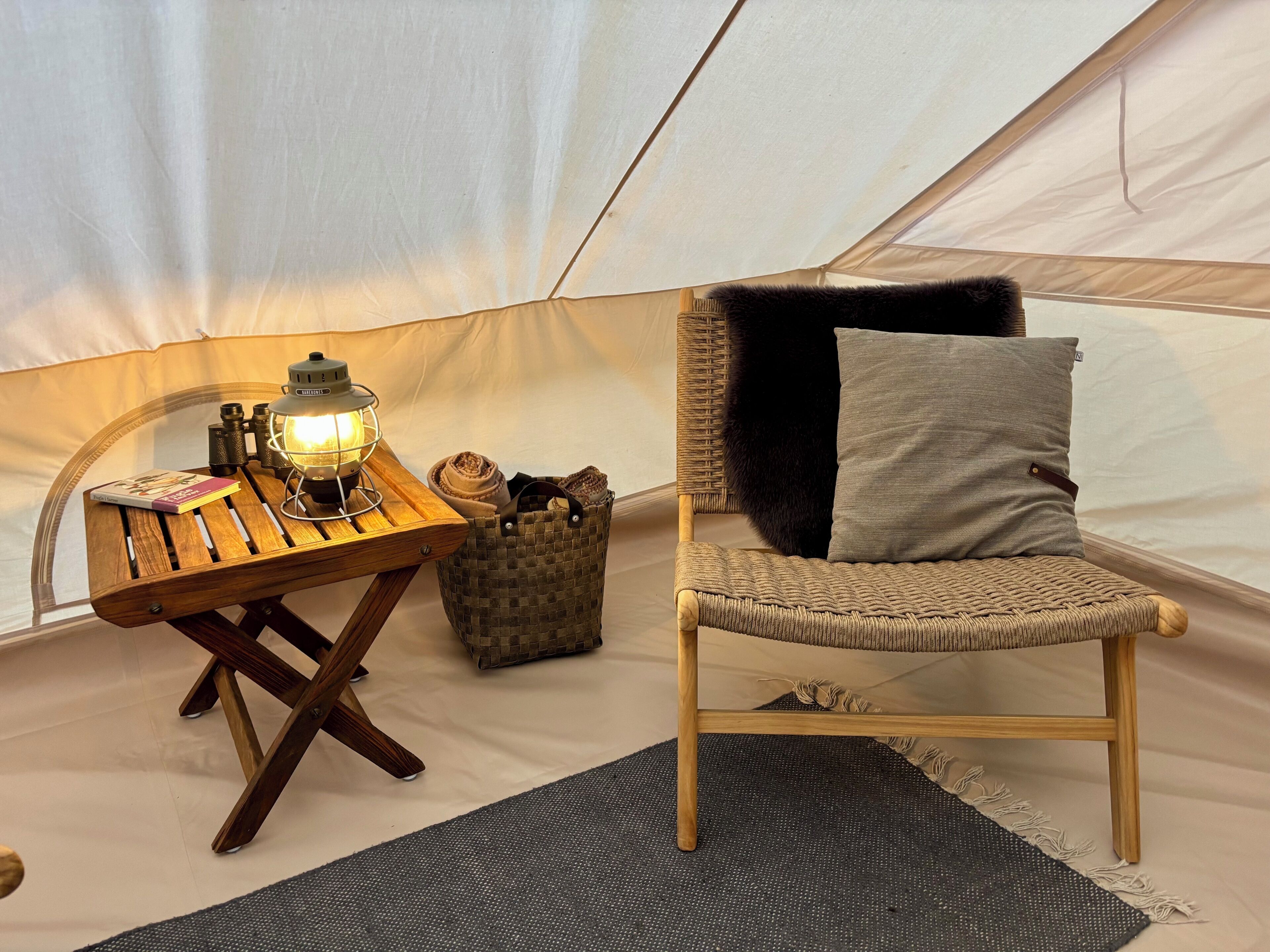 Luxe tent, 1 kingsize bed | Een minibar, individueel gedecoreerd, individueel gemeubileerd