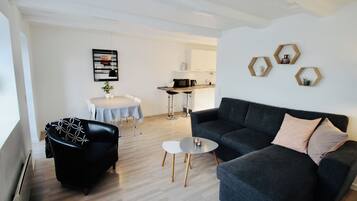 Family Apartment, 2 Bedrooms, Terrace, Garden View | Living area