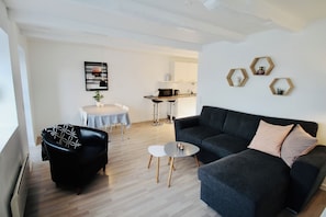 Apartamento família, 2 quartos, terraço, vista para o jardim | Área de estar | Livros