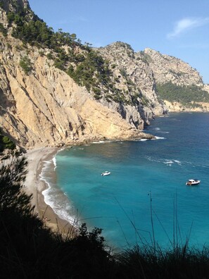 Playa en los alrededores y playa de arena blanca