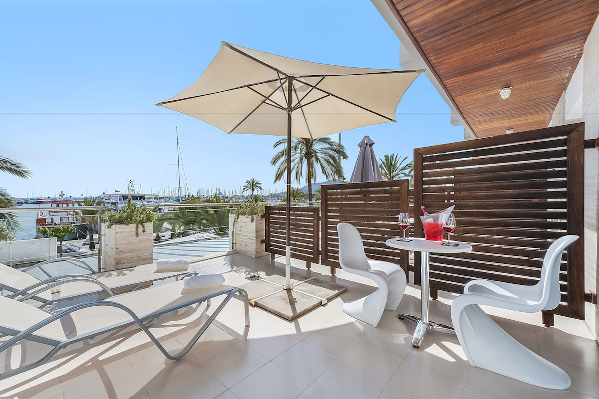 Quarto duplo, terraço, vista para o mar | Frigobar, cofres nos quartos, escrivaninha, cortinas blackout