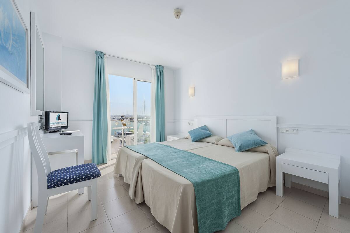 Quarto duplo, sacada, vista para o mar | Frigobar, cofres nos quartos, escrivaninha, cortinas blackout