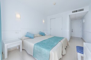 Minibar, caja de seguridad en la habitación y escritorio 