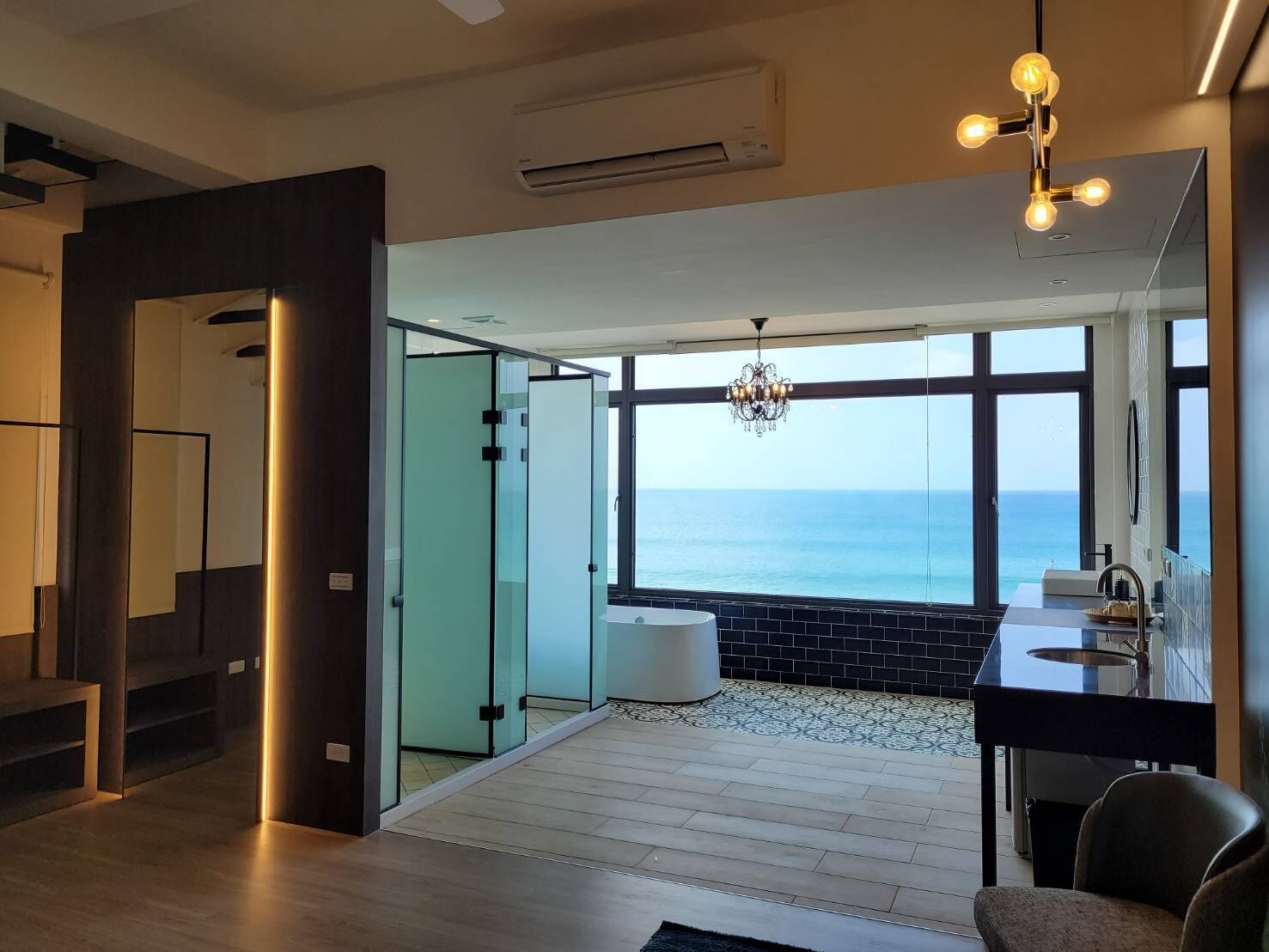 Phòng Grand, 1 giường cỡ queen, lanai, tầng lửng | Bộ đồ giường cao cấp, chăn bông, nệm Select Comfort 