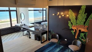 グランド ルーム クイ ーンベッド 1 台 ラナイ 中 2 階 | リビング エリア | 42 インチの液晶テレビ (デジタル放送視聴可)、テレビ