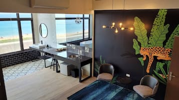 Grand-huone, 1 keskisuuri parisänky, lanai, puolikerroksessa | Oleskelualue | 42–tuumainen LCD-televisio, jossa digitaalikanavat