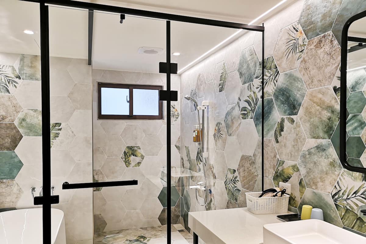 Chambre familiale | Salle de bain | Douche, articles de toilette (gratuits), séchoir à cheveux, pantoufles
