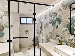 Family Room | Bathroom | Shower, free toiletries, hair dryer, slippers - Sea View Villa (Magong)