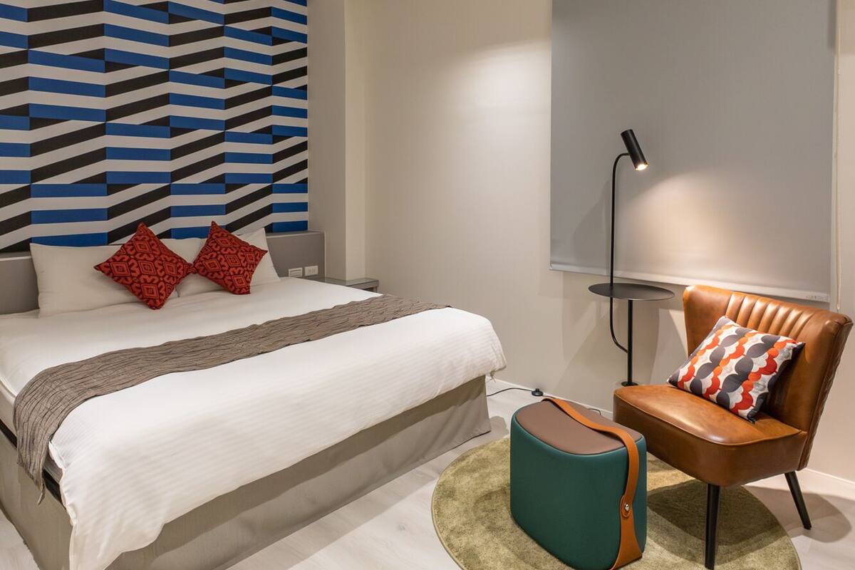 Chambre double | Salle de bain | Douche, articles de toilette (gratuits), séchoir à cheveux, pantoufles