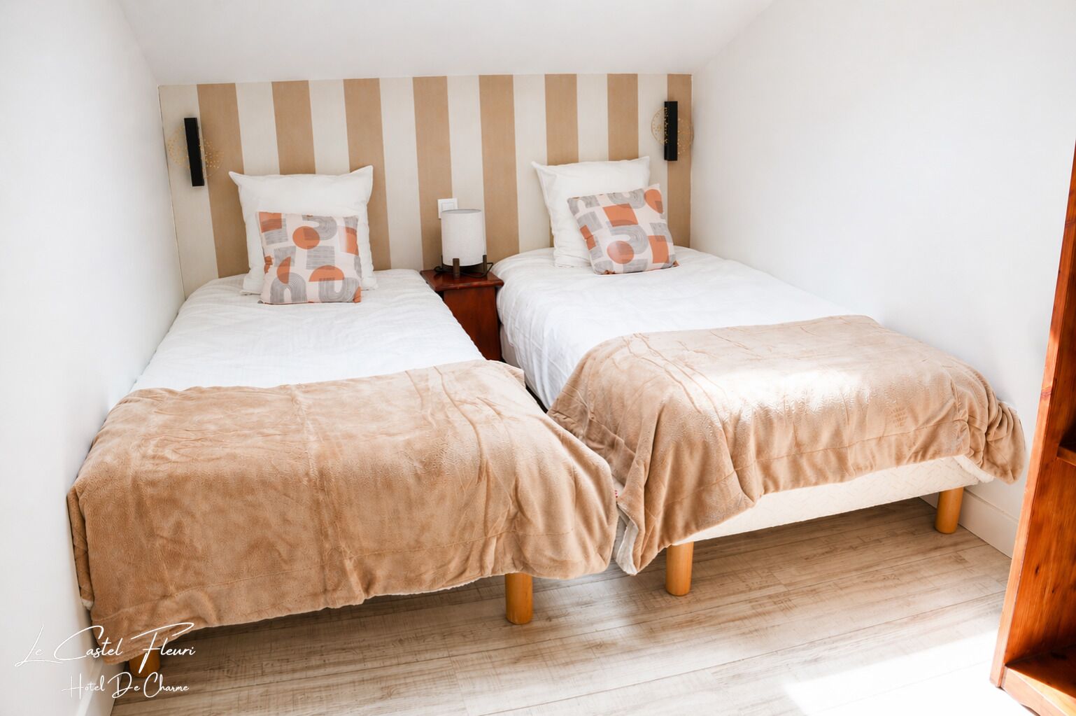 Chambre quadruple Standard, 1 chambre, salle de bain privée | Coffre-fort, bureau, système d’insonorisation, accès au Wi-Fi (inclus)