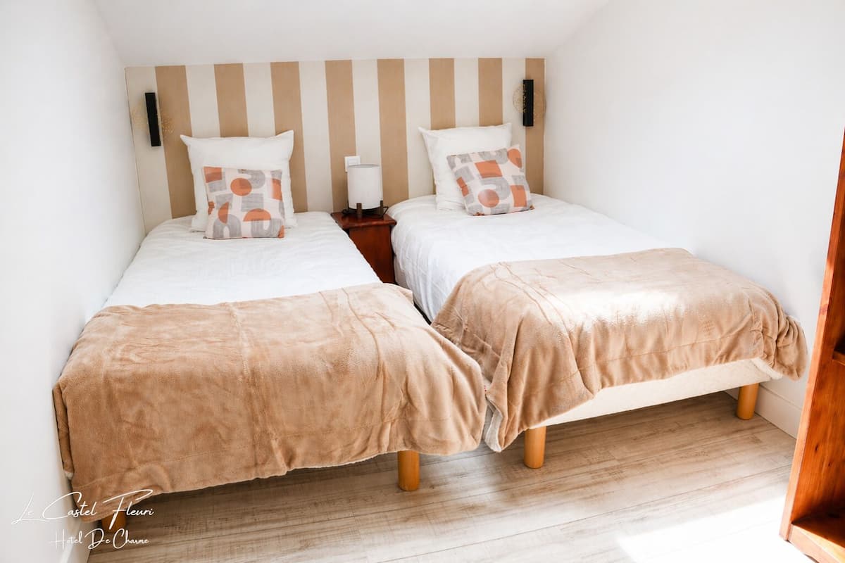 Chambre quadruple Standard, 1 chambre, salle de bain privĂ©e | Coffre-fort, bureau, systĂšme dâinsonorisation, accĂšs au Wi-Fi (inclus)