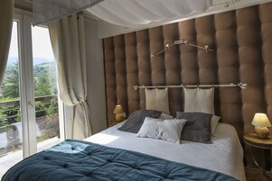 Quarto casal superior | Cofres nos quartos, escrivaninha, quartos à prova de som