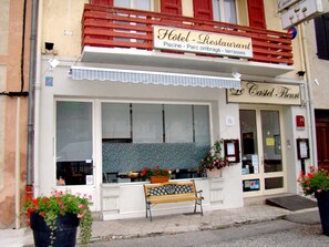 A hotel with a sign reading "Hotel - Restaurant" and "Castel Fleuri" on the facade. - Logis Hôtel Restaurant Le Castel Fleuri (Saint-Jean-en-Royans)