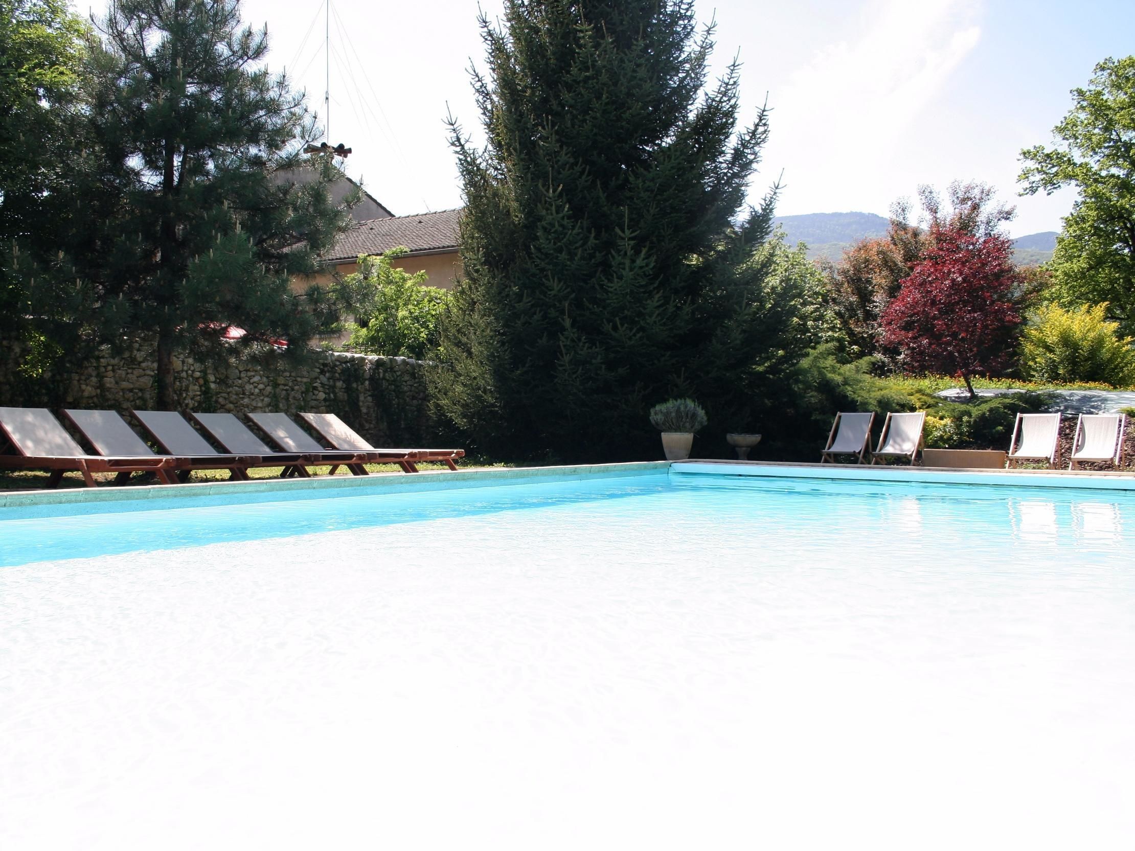 Kolam renang outdoor, dengan kursi berjemur