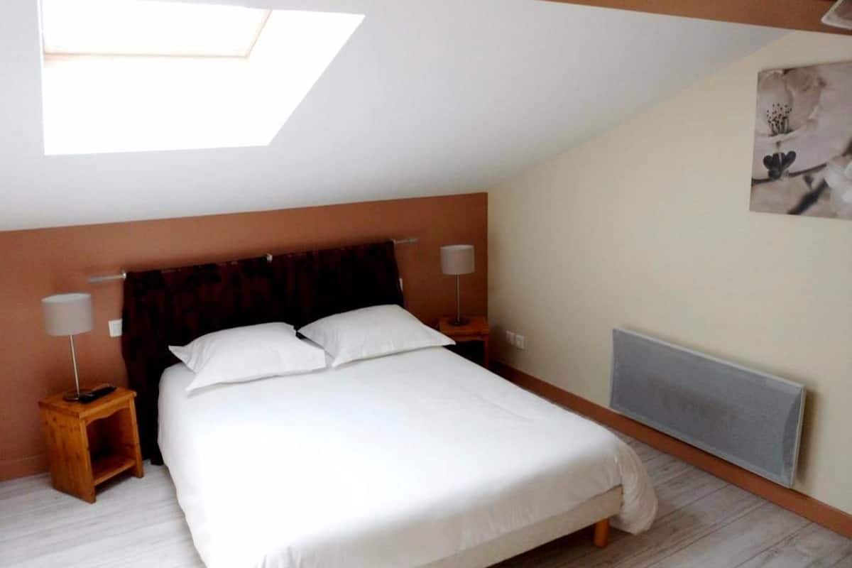 1 habitación, caja de seguridad en la habitación y escritorio