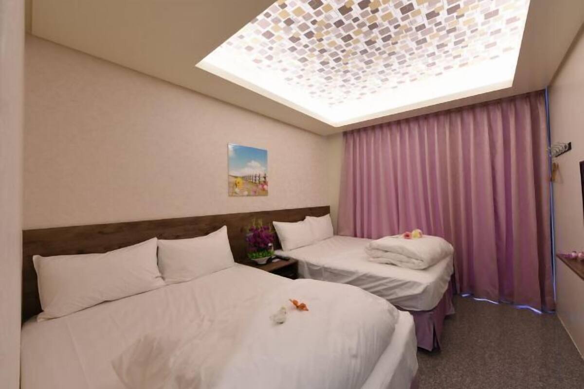 Ropa de cama de alta calidad, cortinas blackout y insonorización