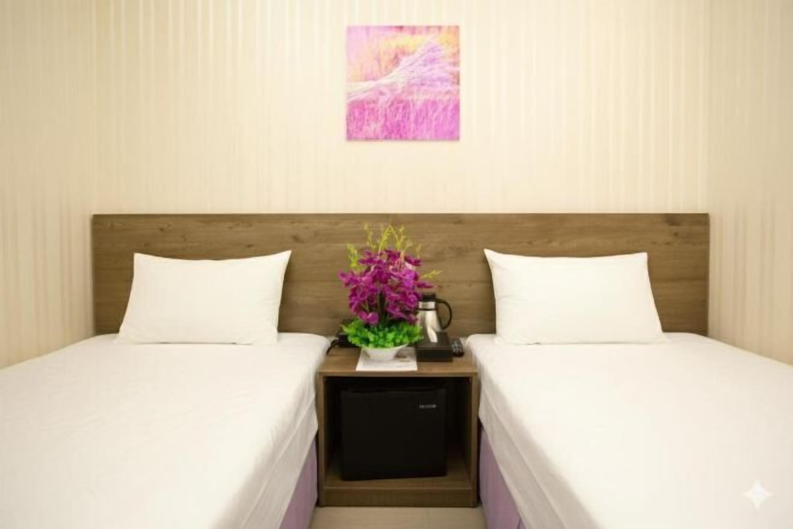 高級寝具、遮光カーテン、防音設備、WiFi (無料)