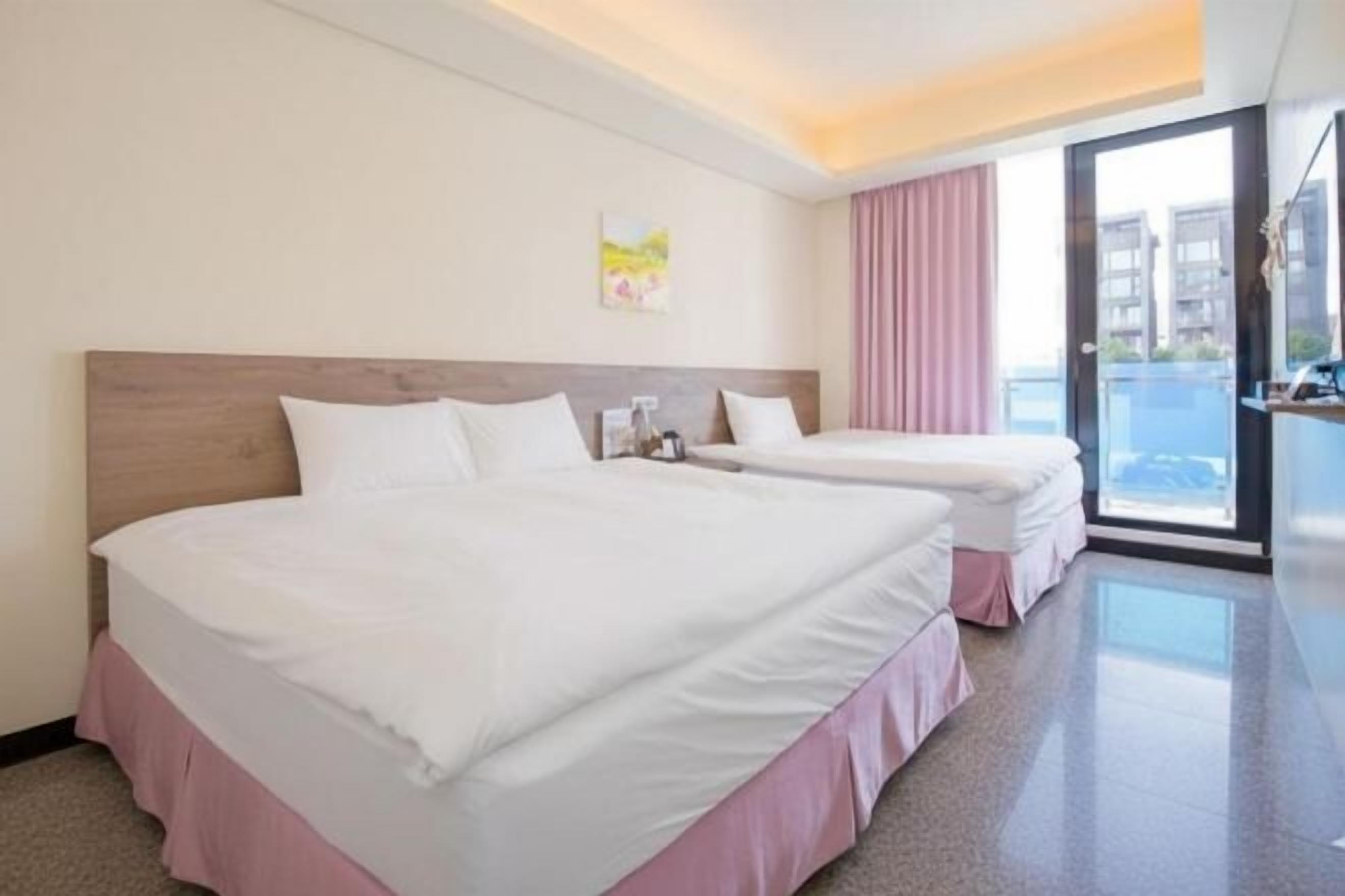 高級寝具、遮光カーテン、防音設備、WiFi (無料)