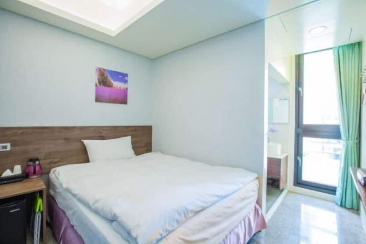 Ropa de cama de alta calidad, cortinas blackout y insonorización